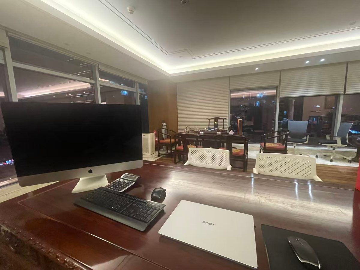 办公桌与电脑，后方为茶台区